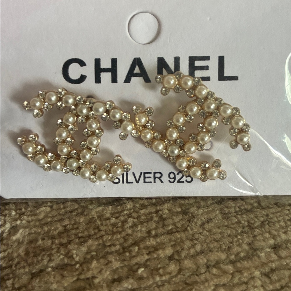 CHANEL Ivory Pearl CC Logo Earrings - Picture 2 of 5